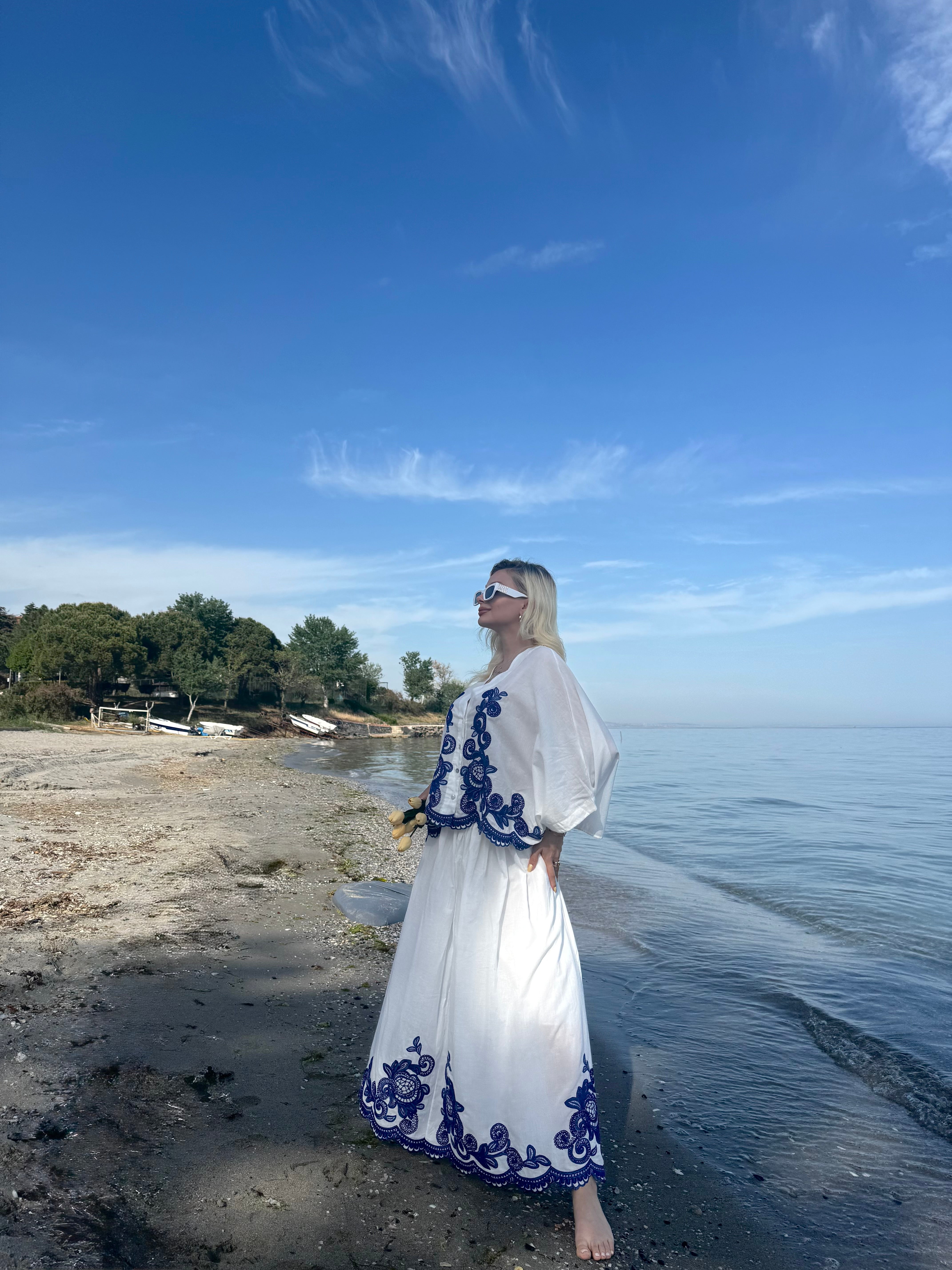 Beyaz Mavi Çicek Nakışlı Gömlek Etek Takım