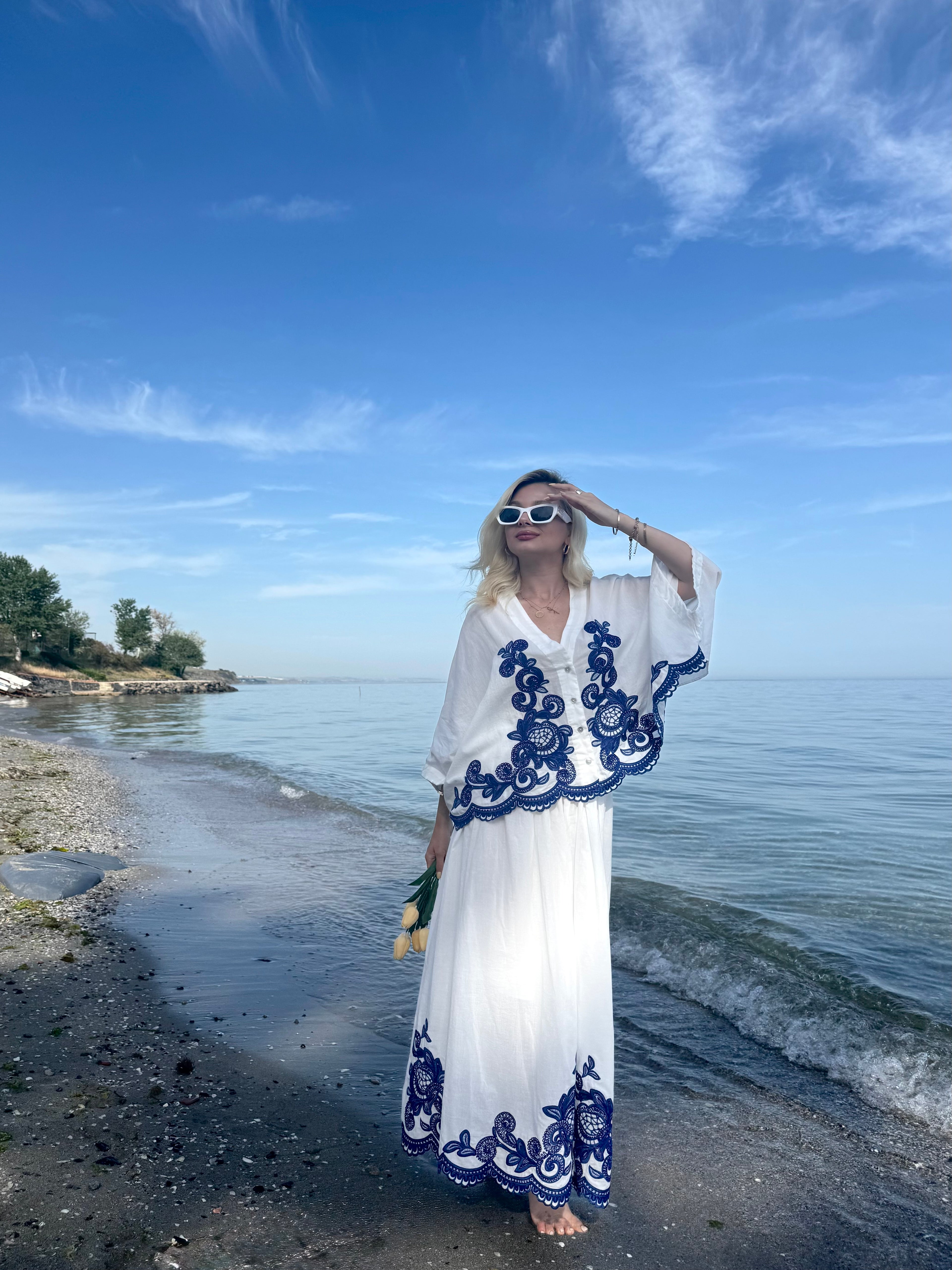 Beyaz Mavi Çicek Nakışlı Gömlek Etek Takım