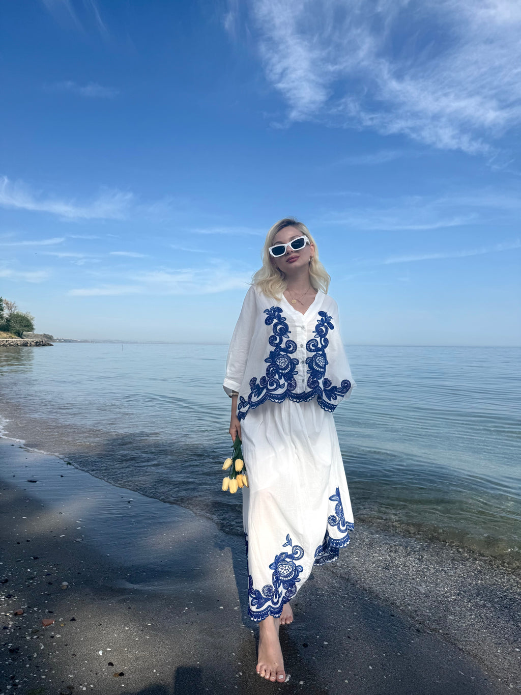 Beyaz Mavi Çicek Nakışlı Gömlek Etek Takım