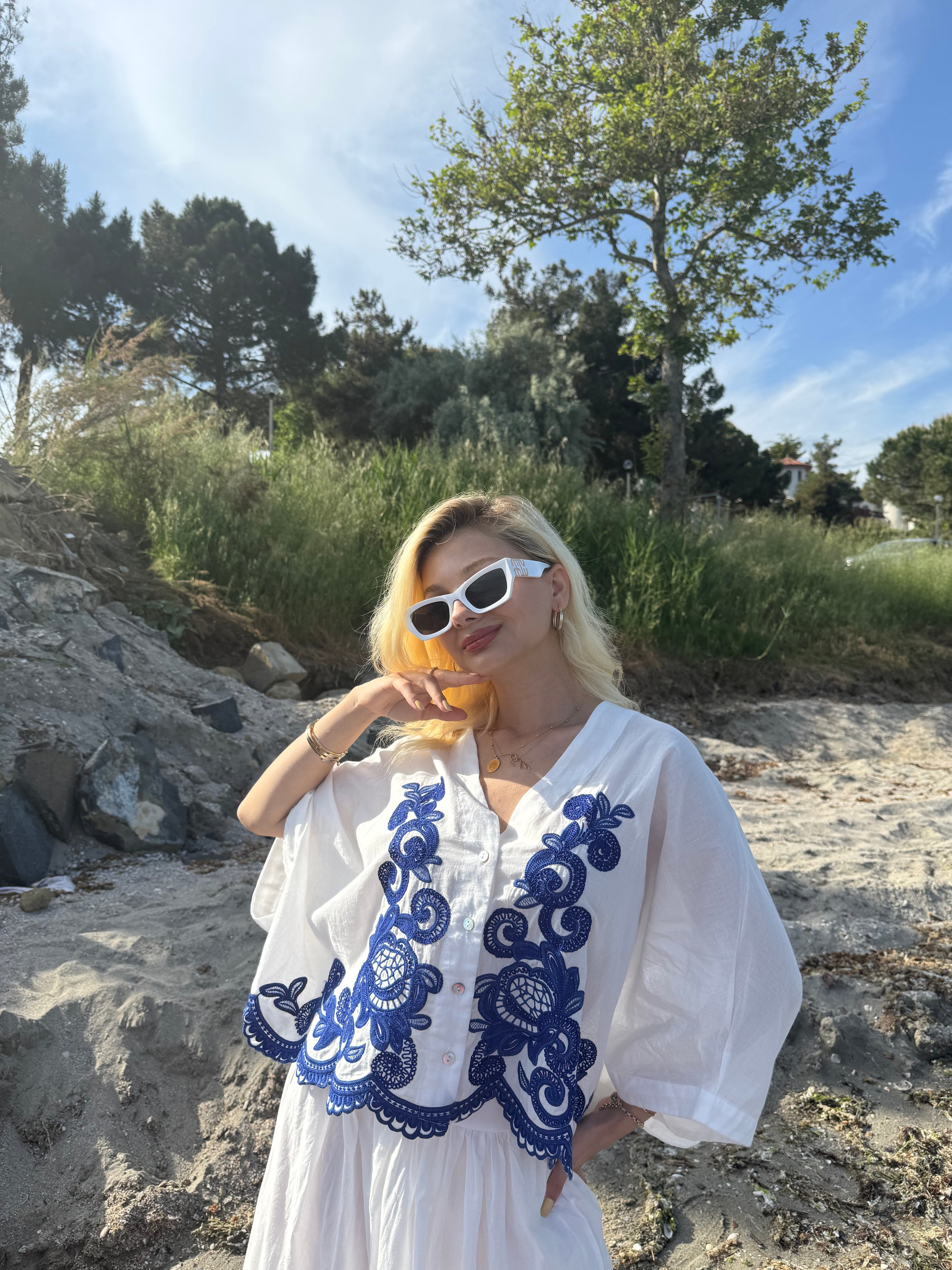 Beyaz Mavi Çicek Nakışlı Gömlek Etek Takım