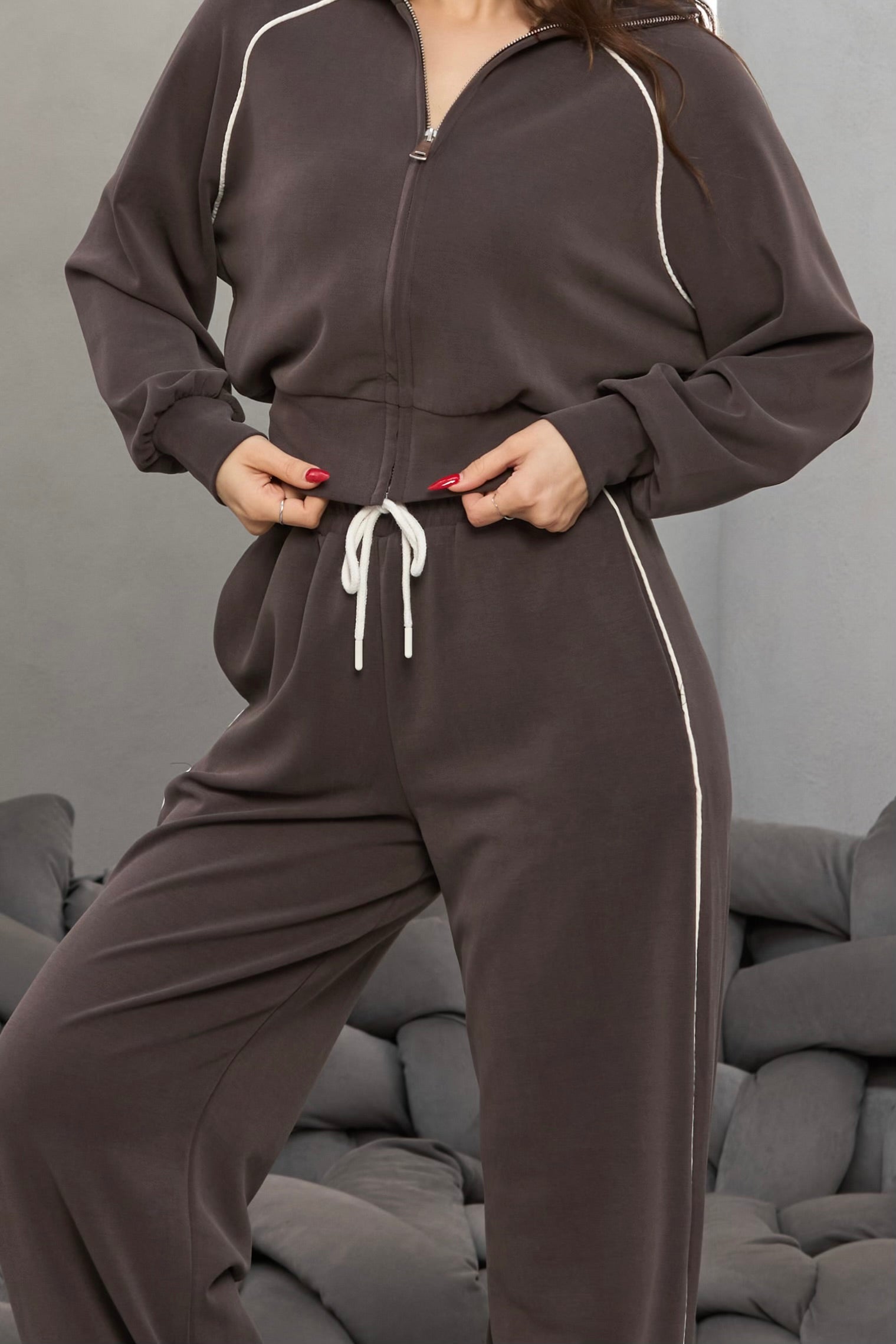 KAHVERENGİ BİYE DETAYLI BELİ LASTİKLİ EŞOFMAN TAKIMI