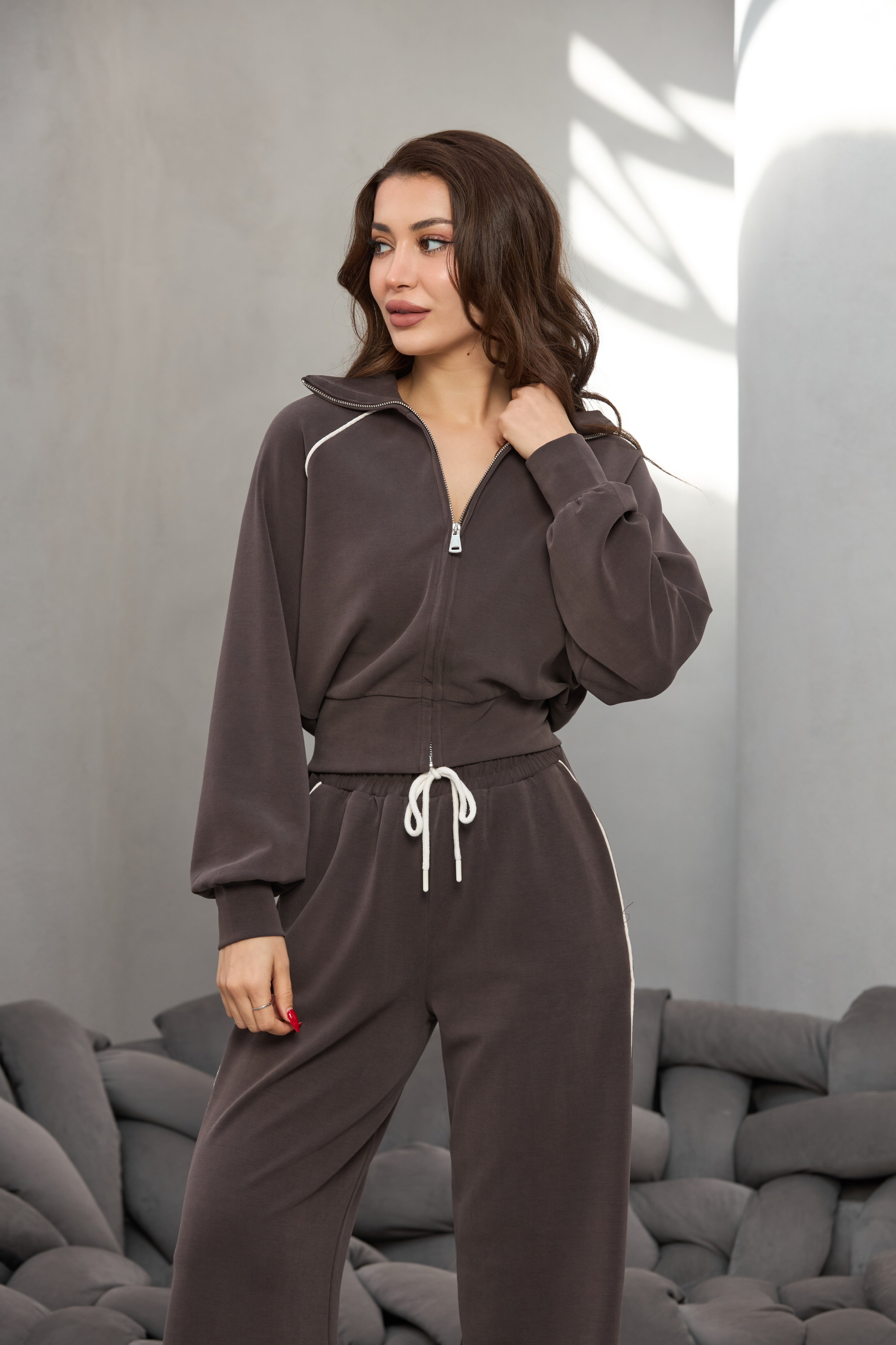 KAHVERENGİ BİYE DETAYLI BELİ LASTİKLİ EŞOFMAN TAKIMI