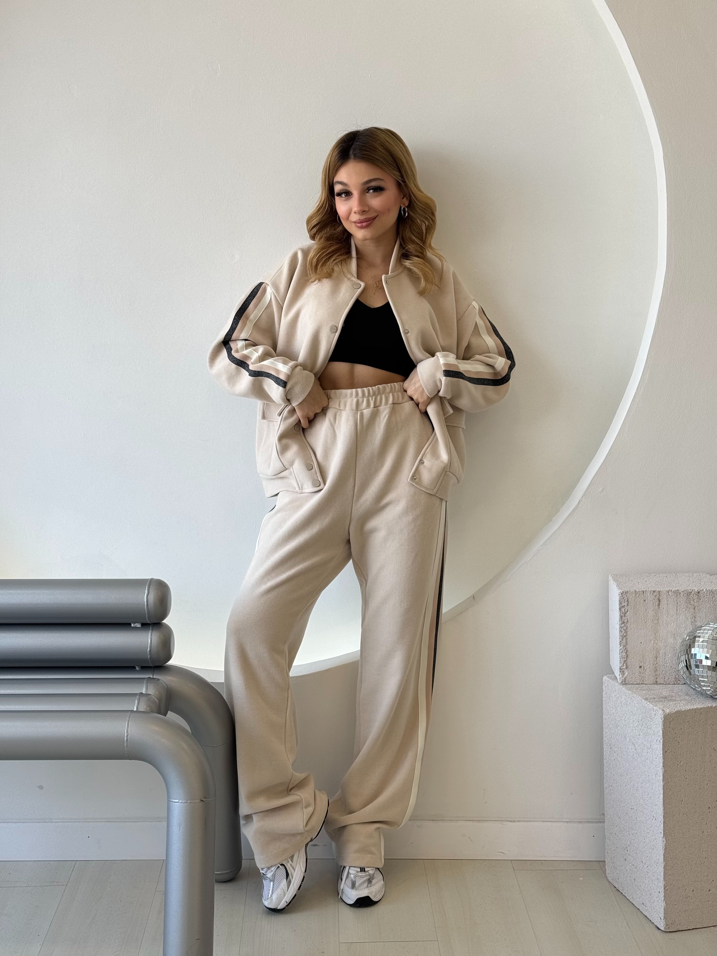 Bej Düğme Ve Cep Detaylı Şeritli Astarlı Takım