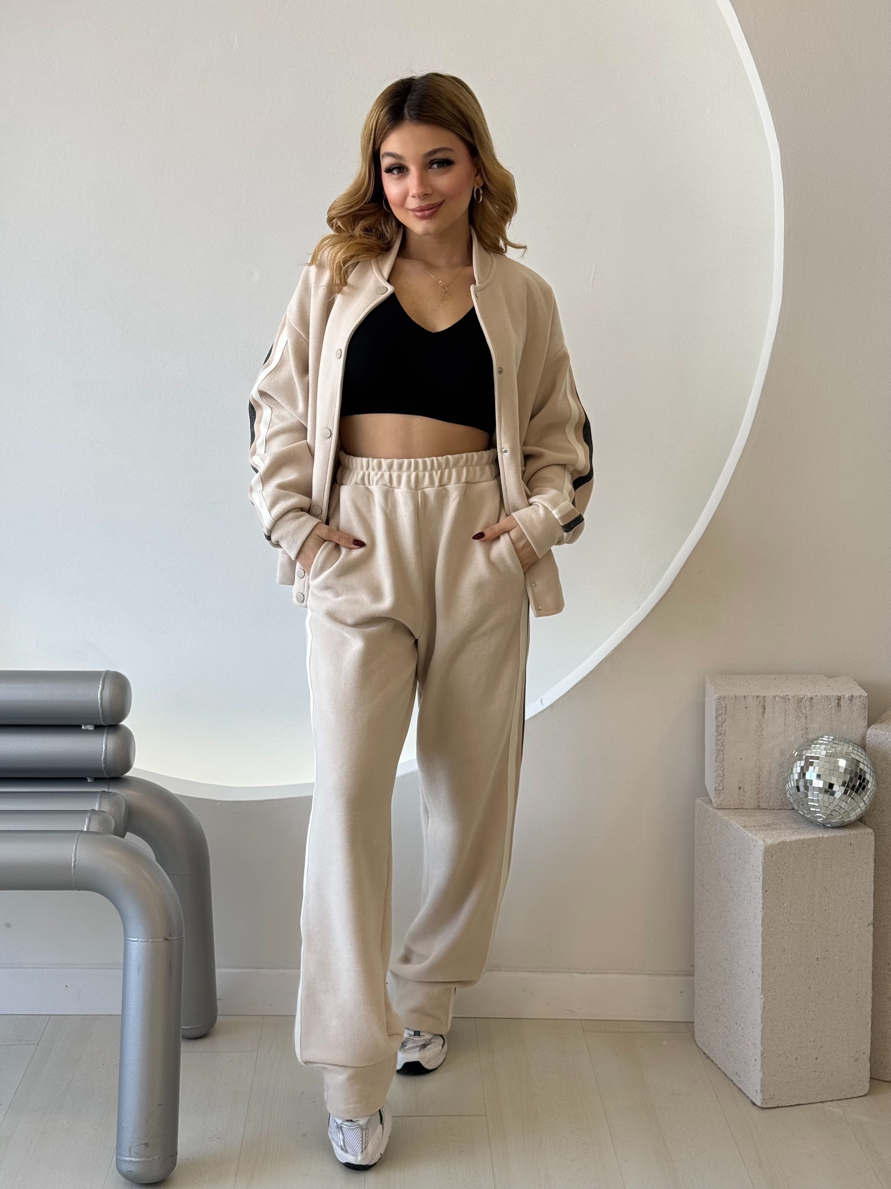 Bej Düğme Ve Cep Detaylı Şeritli Astarlı Takım