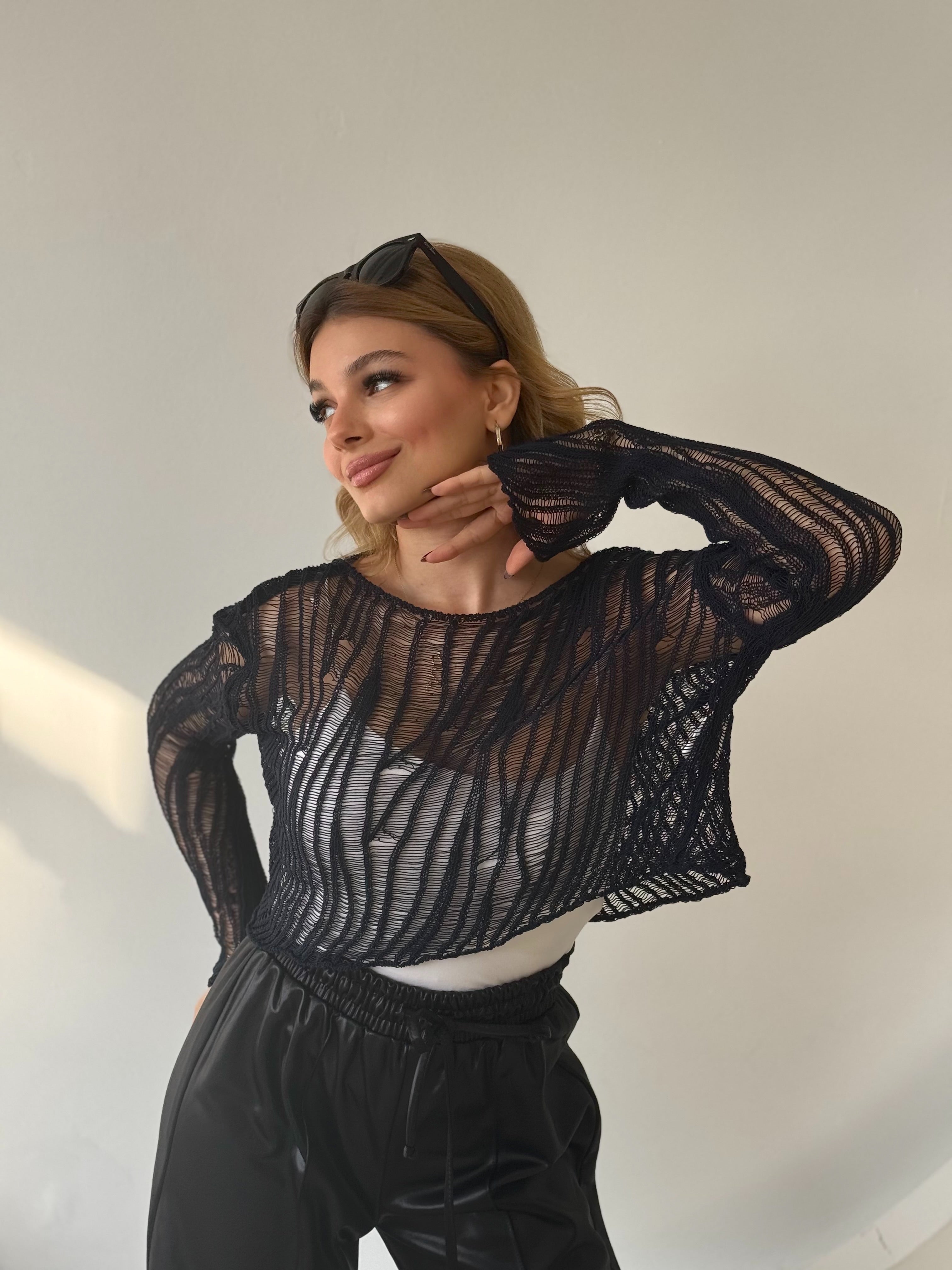Ajurlu Siyah Triko Bluz