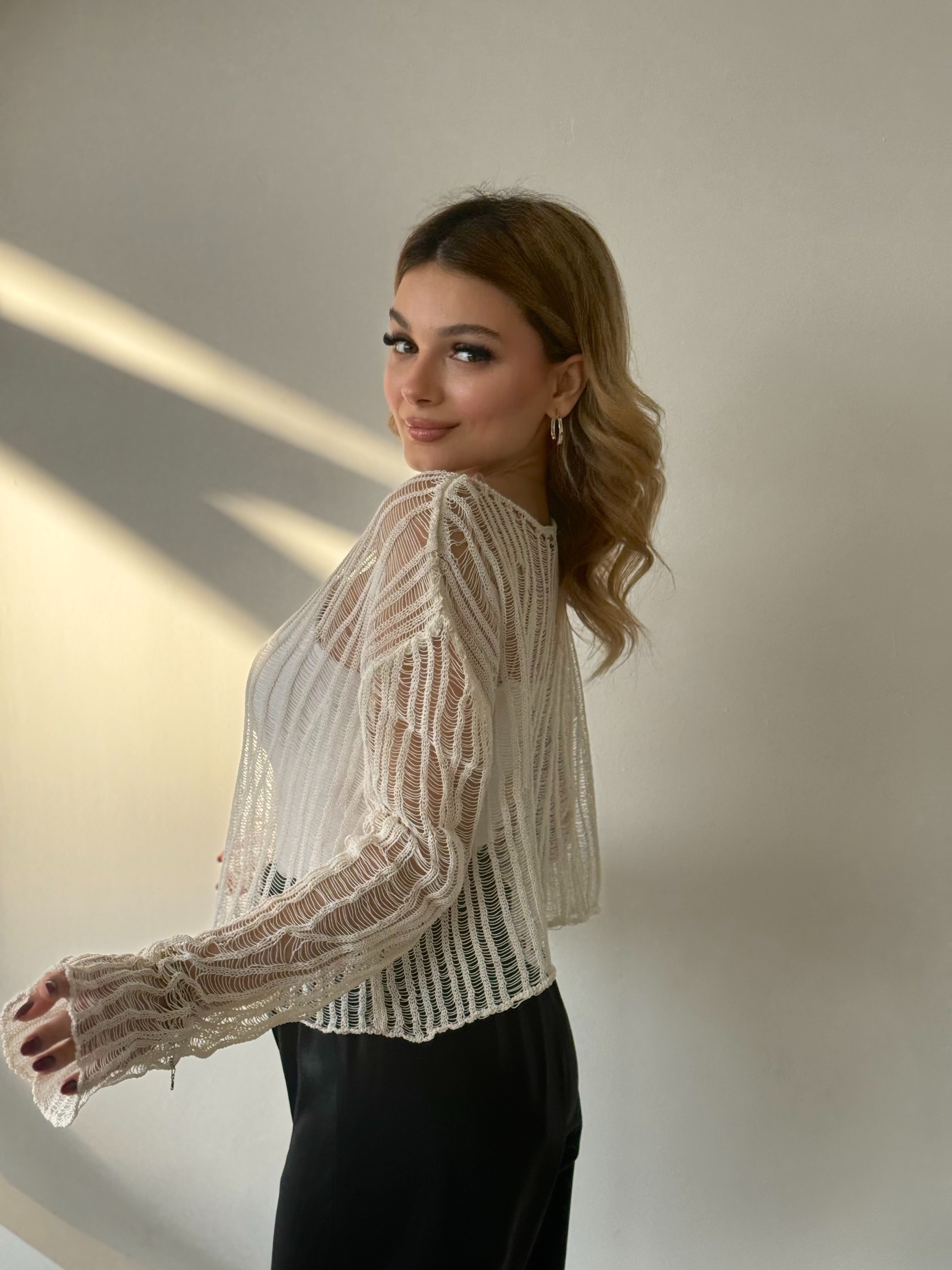 Ajurlu Bej Triko Bluz