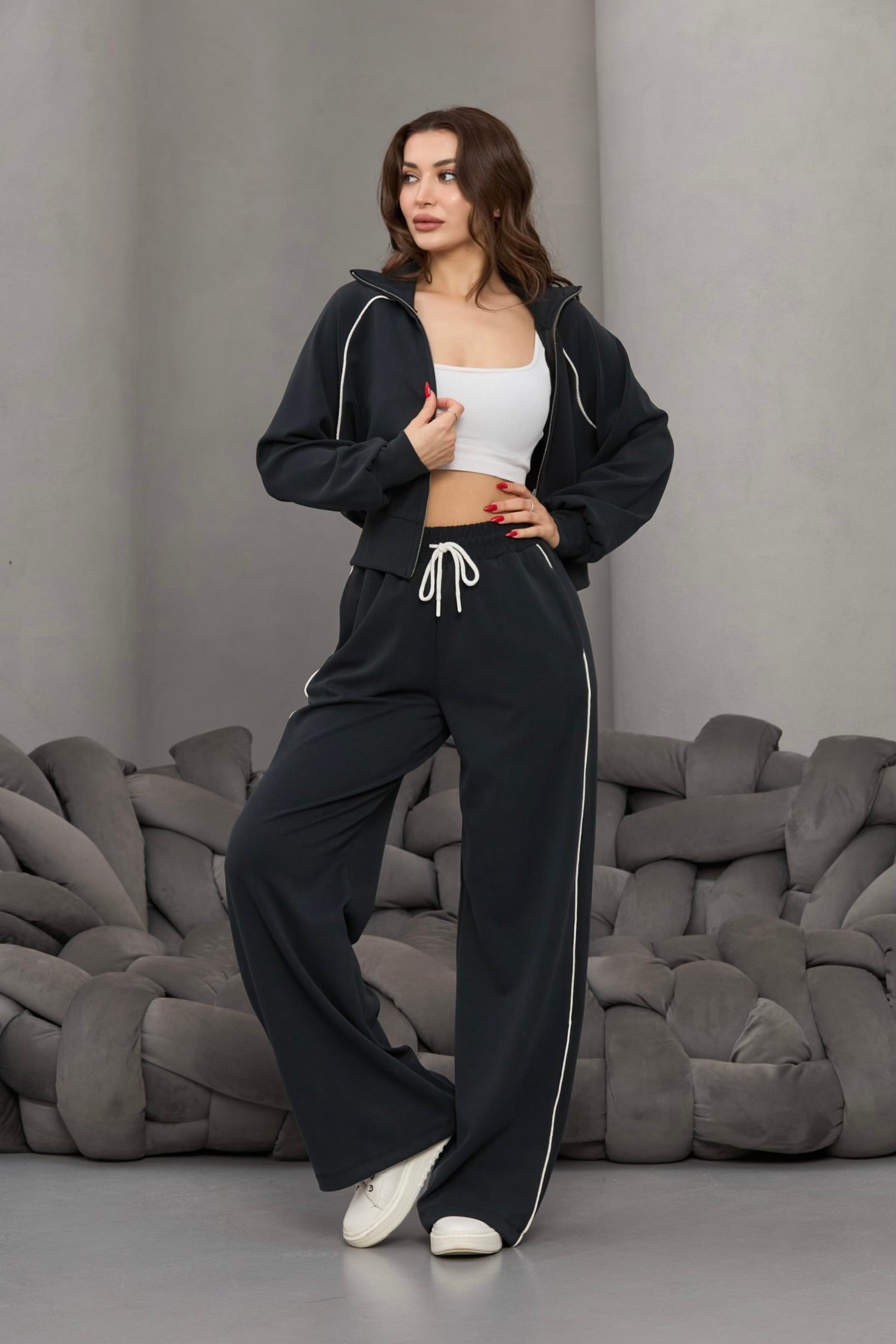 SİYAH BİYE DETAYLI BELİ LASTİKLİ EŞOFMAN TAKIMI