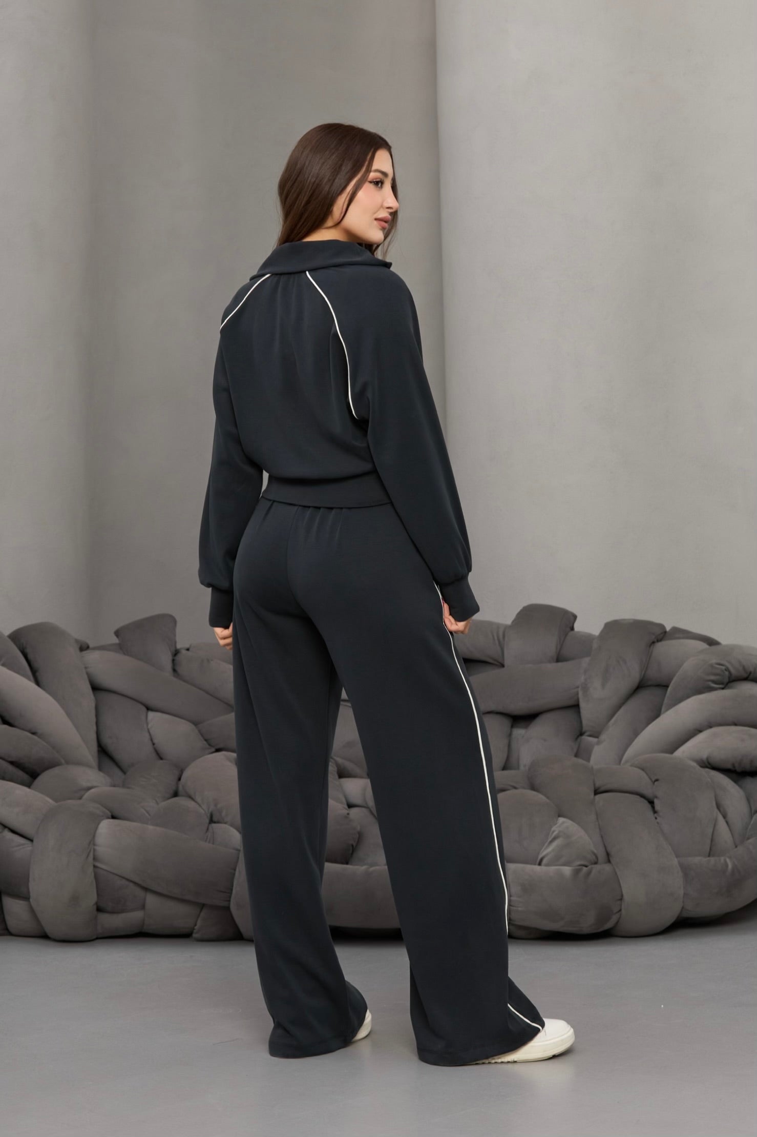 SİYAH BİYE DETAYLI BELİ LASTİKLİ EŞOFMAN TAKIMI