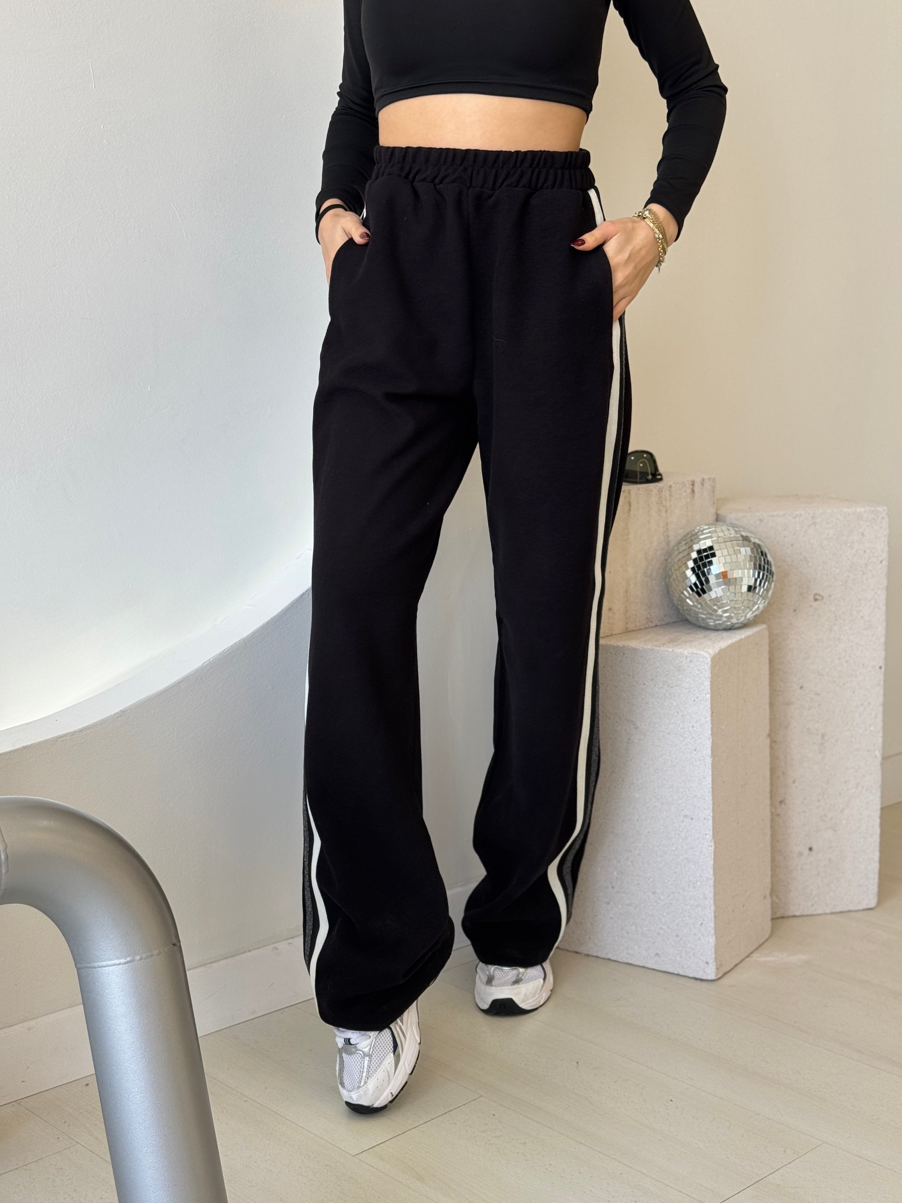 Siyah Düğme Ve Cep Detaylı Şeritli Astarlı Takım