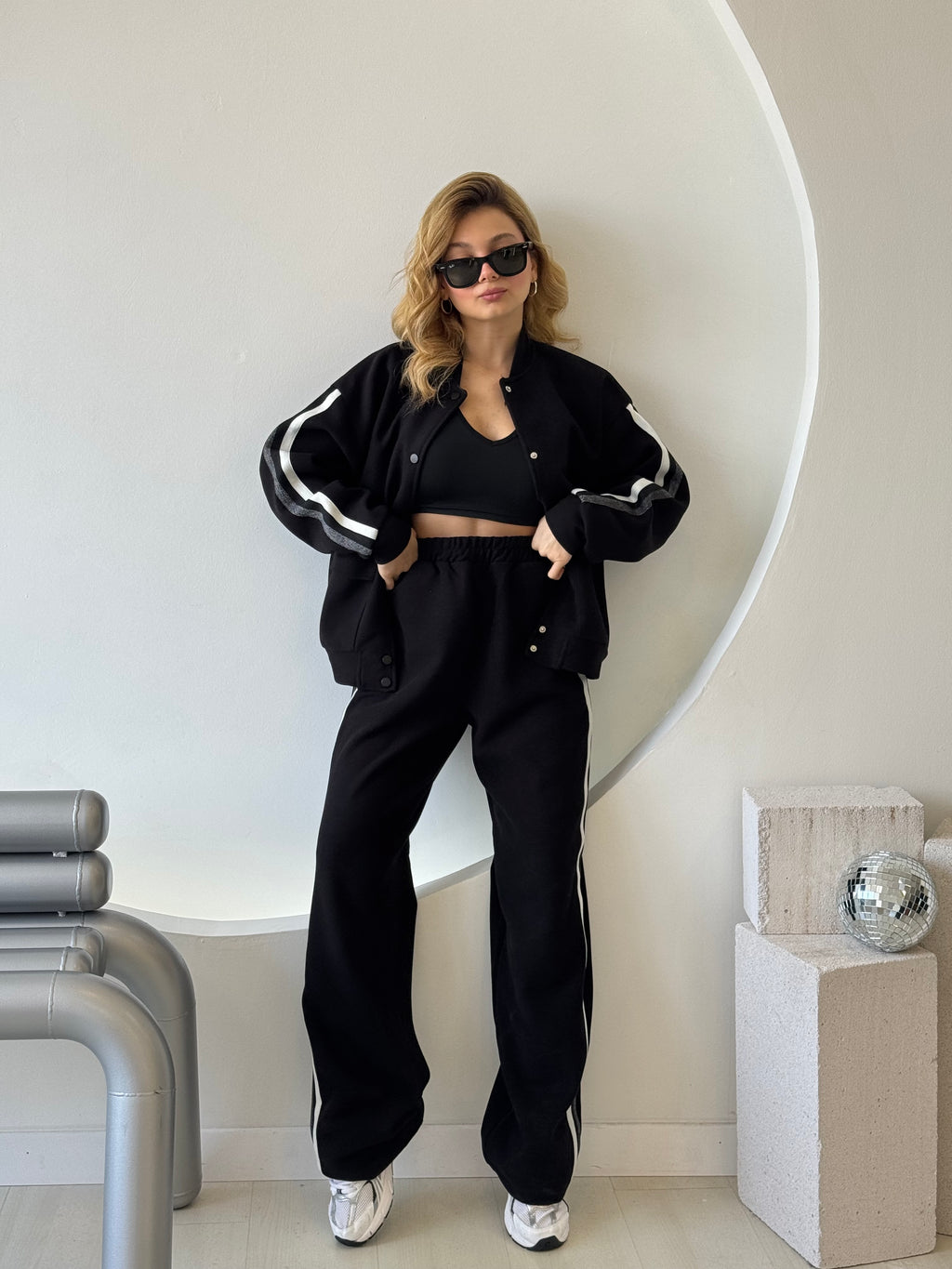 Siyah Düğme Ve Cep Detaylı Şeritli Astarlı Takım