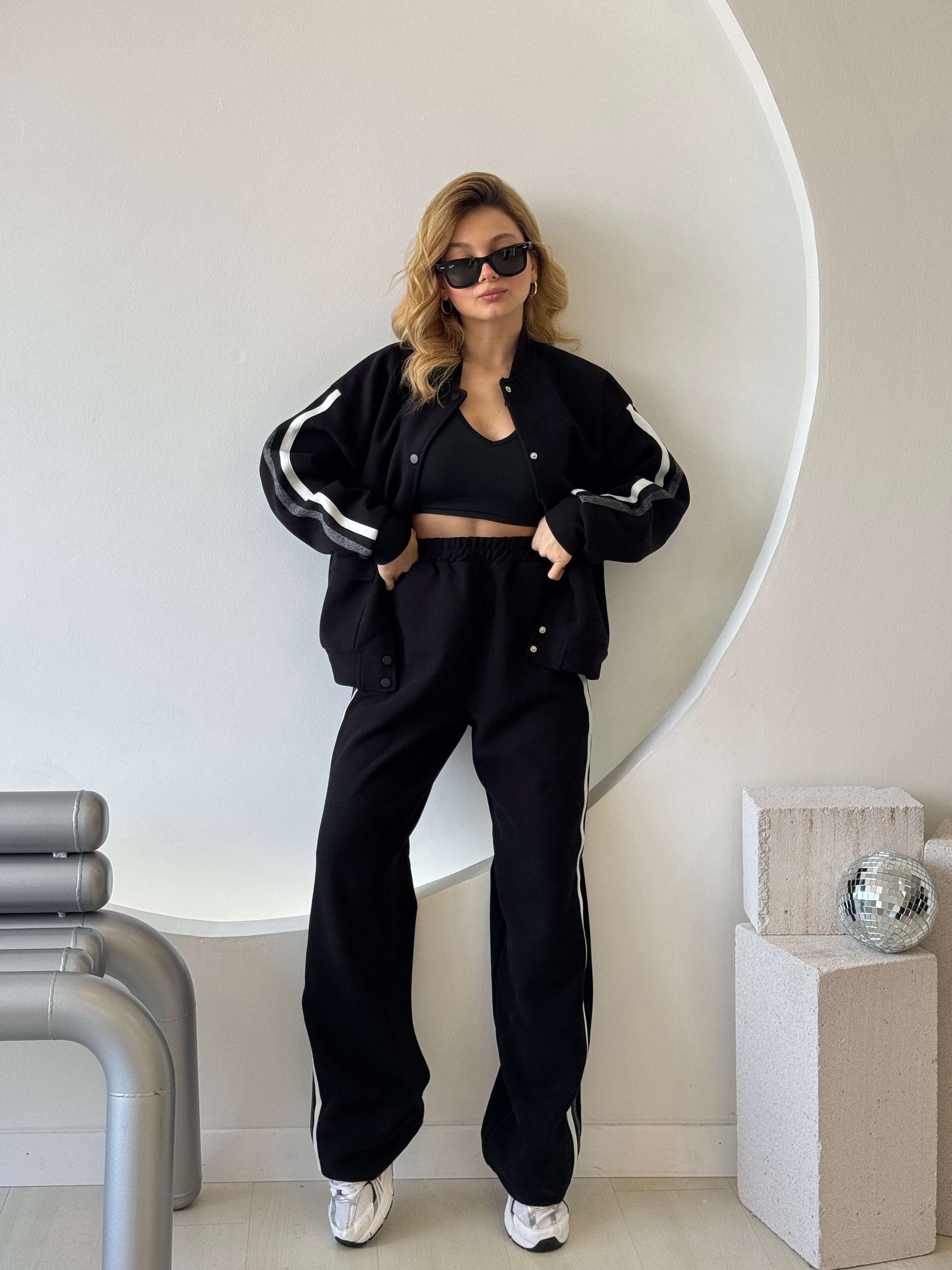 Siyah Düğme Ve Cep Detaylı Şeritli Astarlı Takım