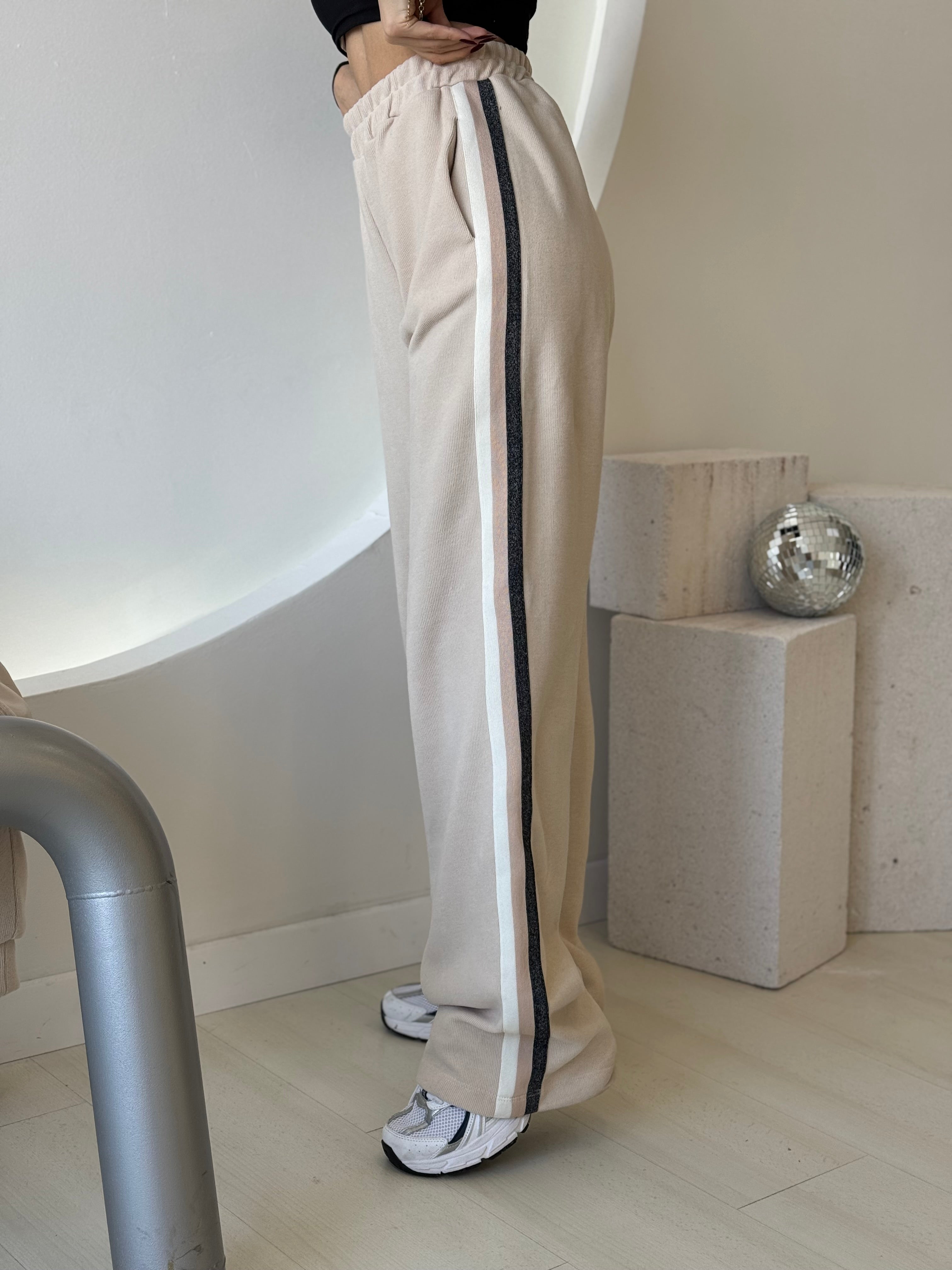 Bej Düğme Ve Cep Detaylı Şeritli Astarlı Takım