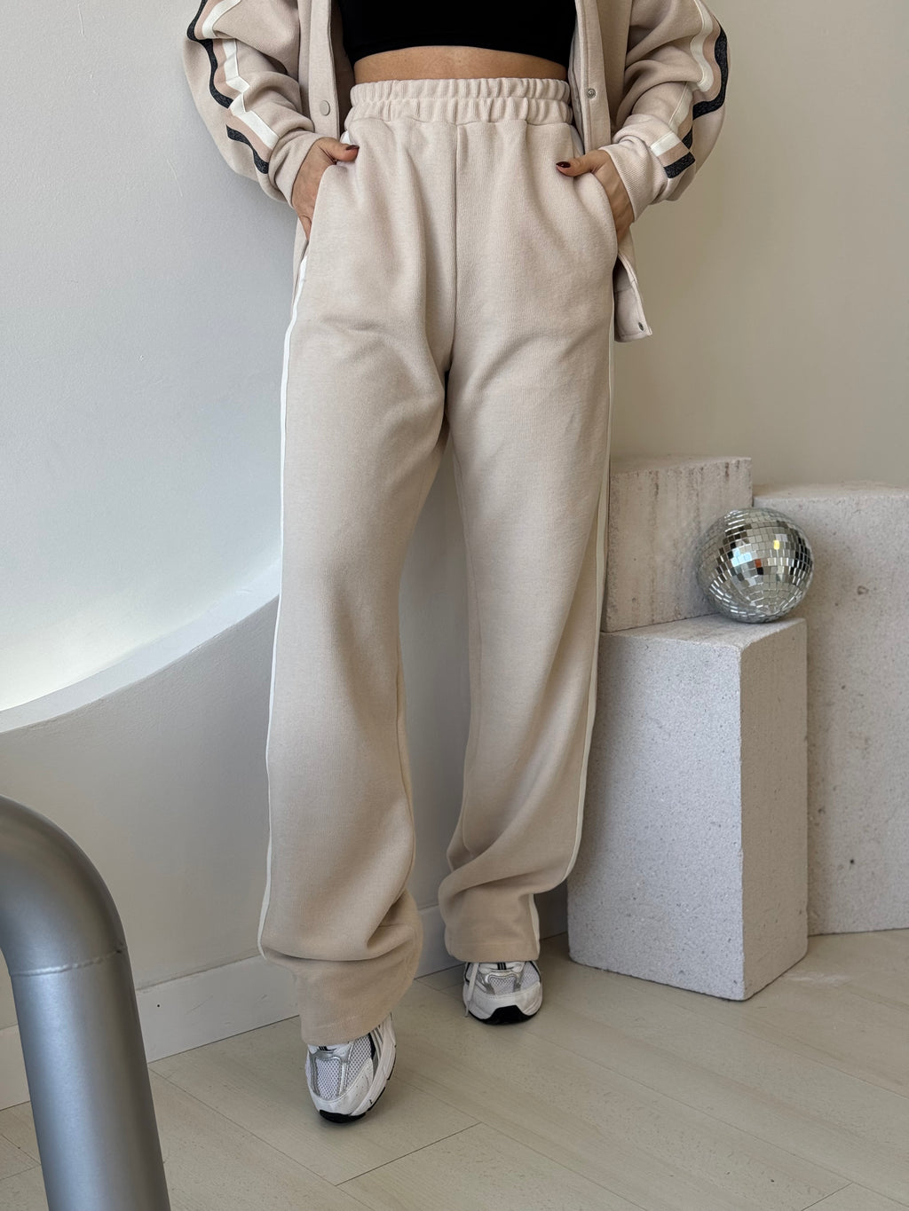 Bej Düğme Ve Cep Detaylı Şeritli Astarlı Takım